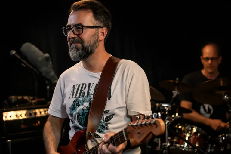 Jan an der Gitarre